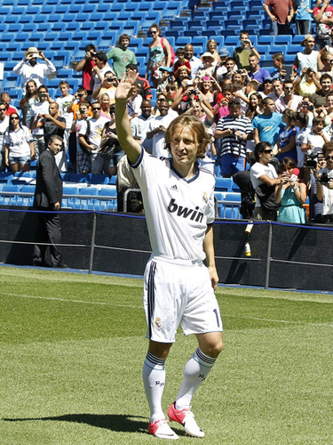 哈兰德的牺牲：曼城3-2绝杀利兹联，他全场仅1射门的背后意义（哈兰德仅1次射门仍成全曼城3-2绝杀利兹：低数据背后的牺牲与价值）